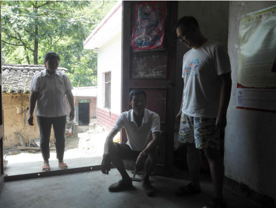 走访教师与学生家长交谈了解家庭情况