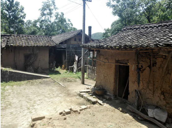 贫困生家庭房屋院落实景