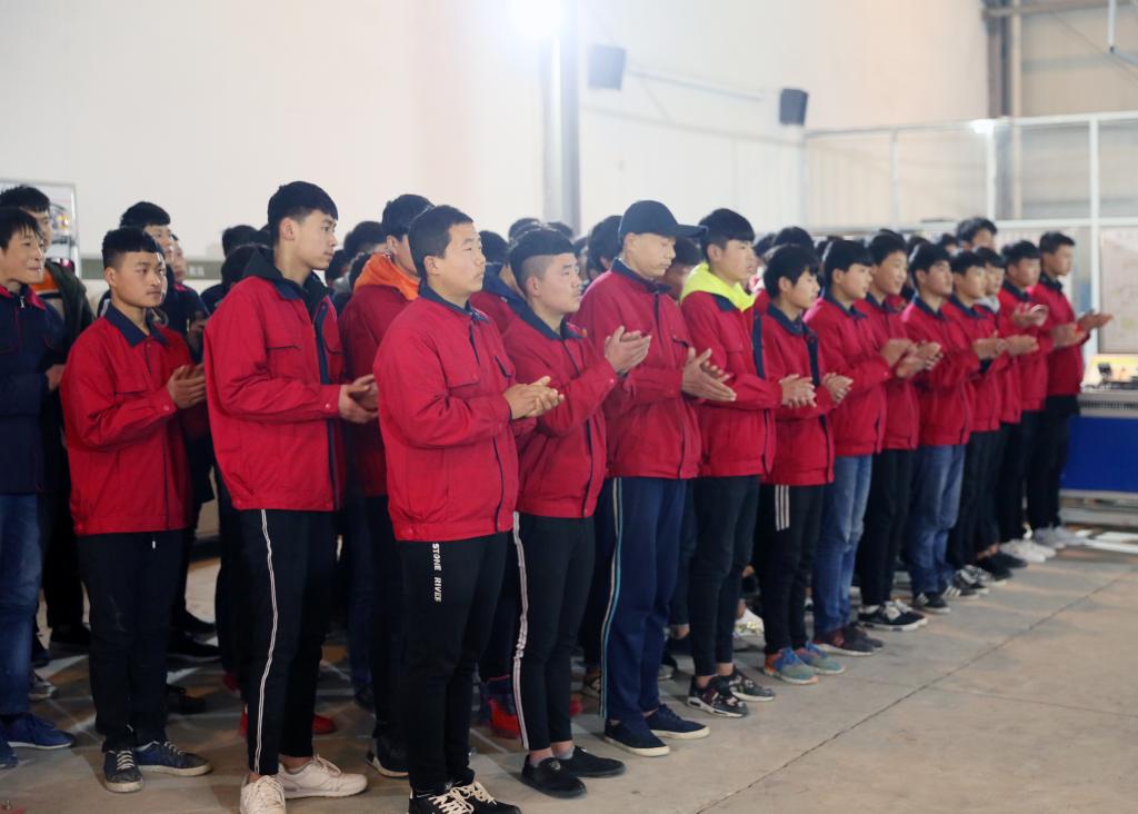 该校师生代表参加捐赠仪式