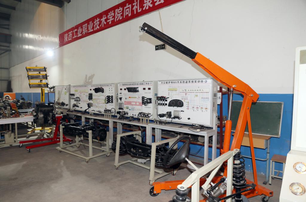 我院捐赠的价值9.36万元的汽车维修实训设备