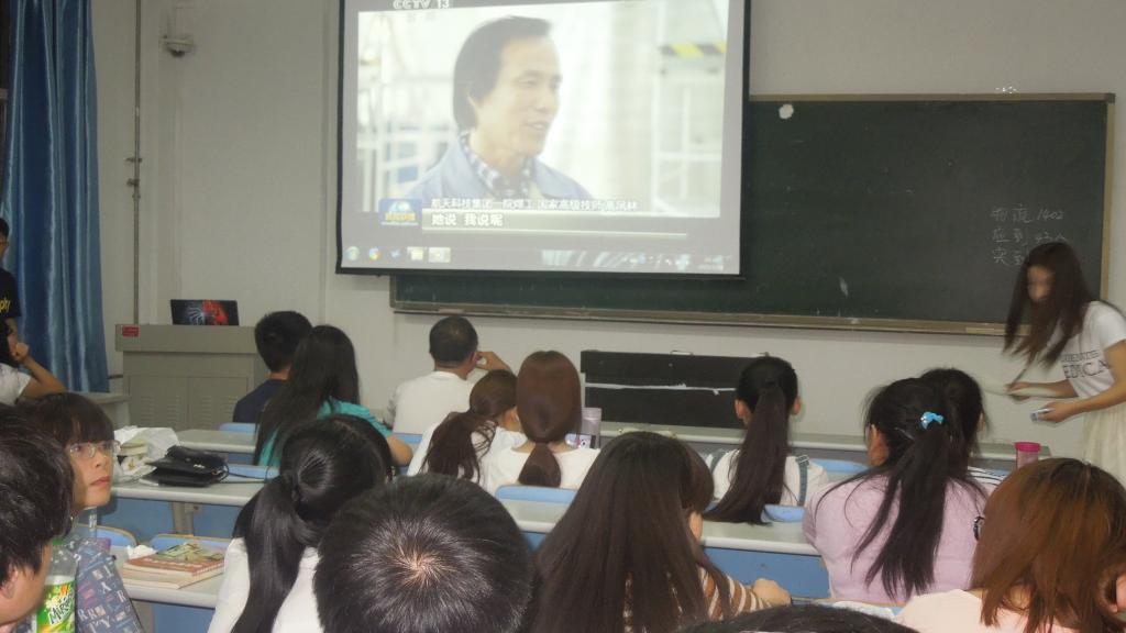2013级学生观看学习