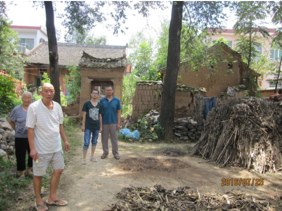 贫困生家庭房屋院落实景