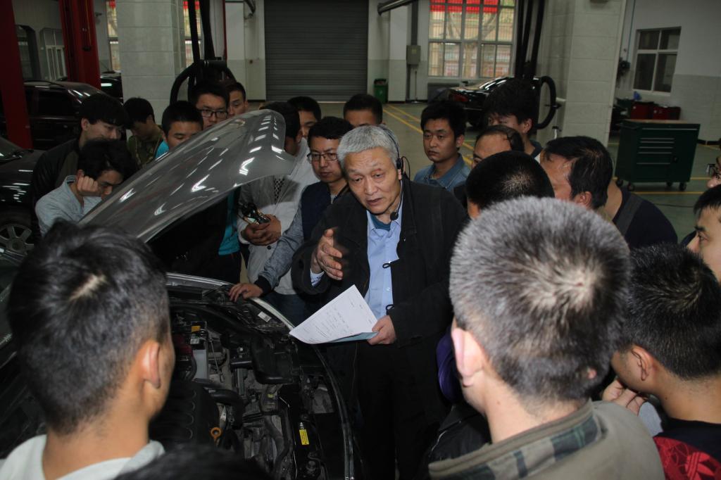 西安金康公司的汽车技术专家于建国讲授汽车空调项目和自动变速箱保养相关理论及实践操作