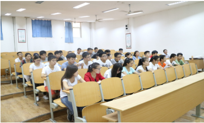 参加招聘会的同学们