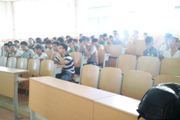 参加招聘会的学生