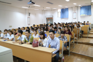 参加招聘会的学生