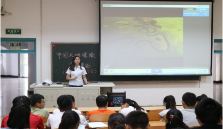 徐经理向大家介绍公司概况