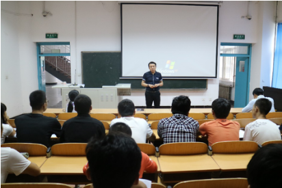 同学们认真听王总宣讲