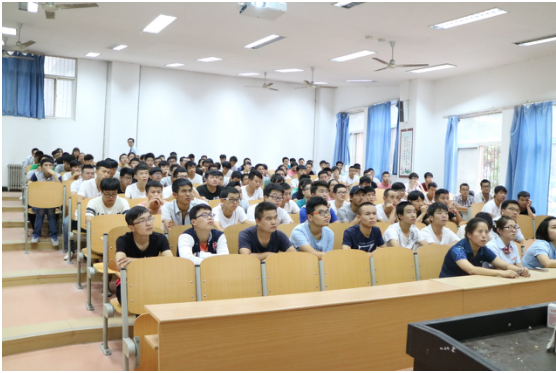 参加招聘会的学生